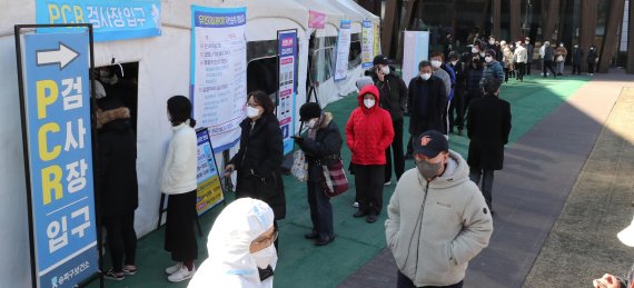 신속항원검사 역사속으로 사라진다...이달 10일까지만 검사 진행 신속항원검사 역사속으로 사라진다...이달 10일까지만 검사 진행