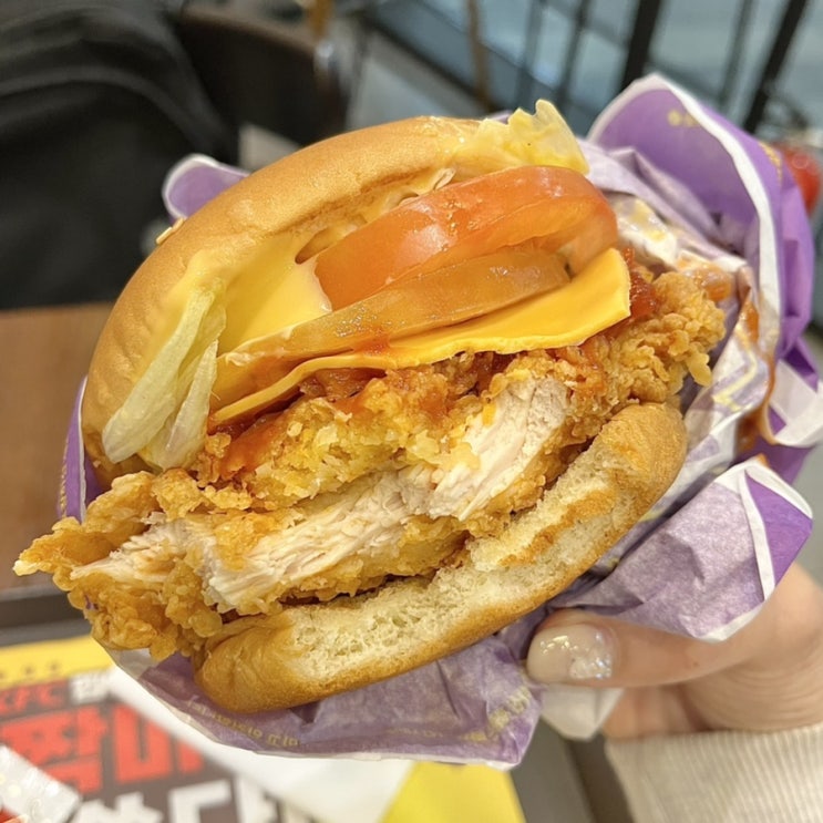  KFC 핫치즈징거버거 매콤새콤한 닭가슴살 패티