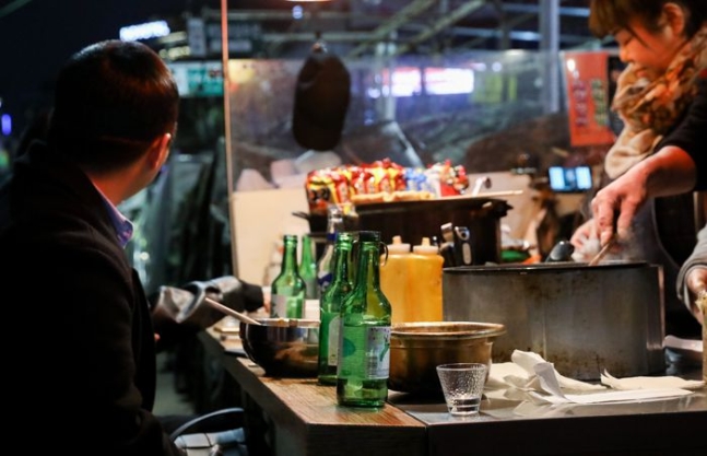소주 1병에 6000원? 한잔의 위로조차 사치가 됐다 소주 1병에 6000원? 한잔의 위로조차 사치가 됐다