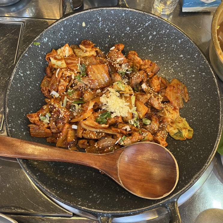  교대역 맛집 _ 삼산회관 : 한국인 입맛을 가장 잘 저격한 한식 맛집. 교대역 돼지김치구이.