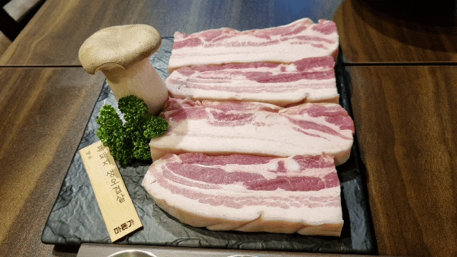 말과 돼지가 한집에 마돈가 진천고기집 제주흑돼지생오겹살 추천드려요 말과 돼지가 한집에 마돈가 진천고기집 제주흑돼지생오겹살 추천드려요