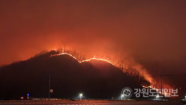 양구 산불 이틀째 진화… 일출 동시에 헬기 27대 투입