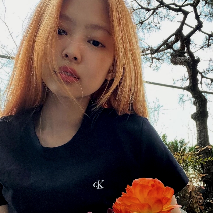  블랙핑크 제니, 과감한 헤어 컬러로 팬들을 놀라게 했다.