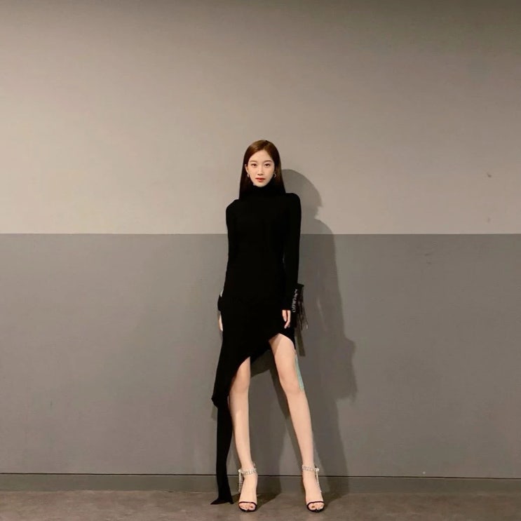 tvN 새 월화드라마로 복귀하는 문가영, 허리 드러나는 짧은 상의 입어 선명한 복근 드러내 tvN 새 월화드라마로 복귀하는 문가영, 허리 드러나는 짧은 상의 입어 선명한 복근 드러내