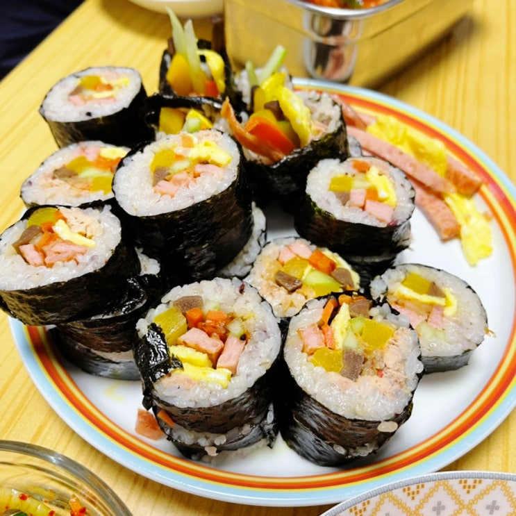  대대충 김밥 오이 스팸 묵은지 w 러브 and 양송이 스프