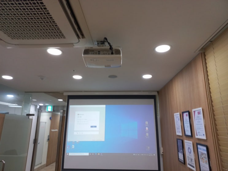 부천 회의실에 사무용 필수템이라고 알려진 빔프로젝터 스크린 설치 부천 회의실에 사무용 필수템이라고 알려진 빔프로젝터 스크린 설치