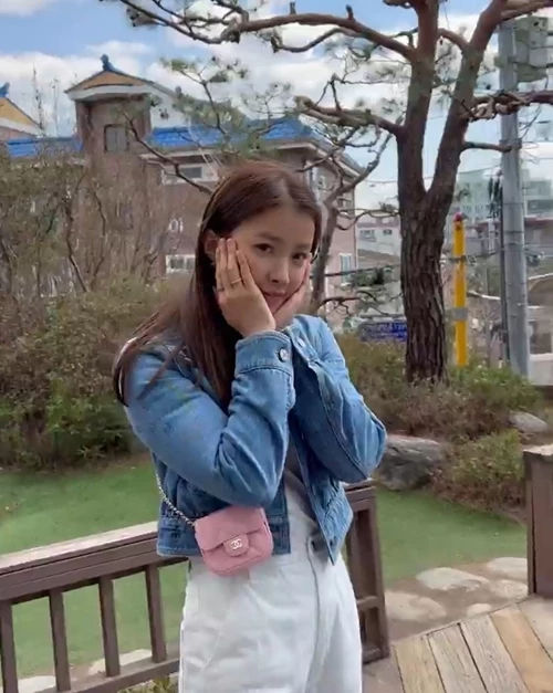 이시영, 무려 400만 원에 호가하는 샤넬 핑크 미니백 착용하고 봄 날씨 패션 선보여 이시영, 무려 400만 원에 호가하는 샤넬 핑크 미니백 착용하고 봄 날씨 패션 선보여