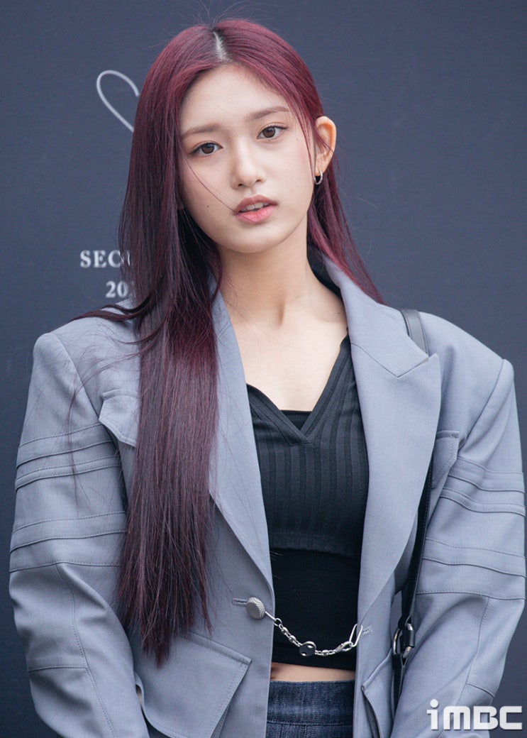 아이브 멤버 이서, 숙소 인테리어에 카리나 사진이...침대 공개에 반응 쏟아졌다 아이브 멤버 이서, 숙소 인테리어에 카리나 사진이...침대 공개에 반응 쏟아졌다