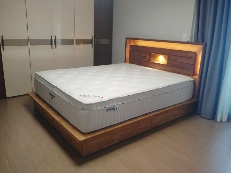 다양한 브랜드의 침대를 판매하는 평택 침대 전문점 콜라비 가구에서 배송한 고무나무 원목 국내 제작 수납형 침대 세트