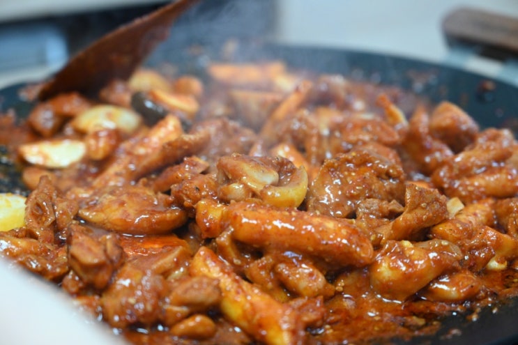 철판 솥뚜껑에 즐기는 주먹밥과 매운 양념 닭갈비