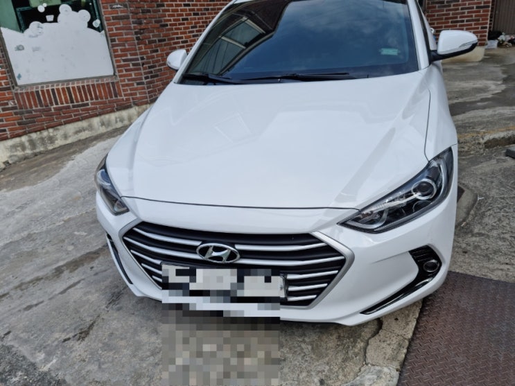  아반떼 앞범퍼 스크래치 기스 제거는 칠이 까져서 부분도색 으로 작업