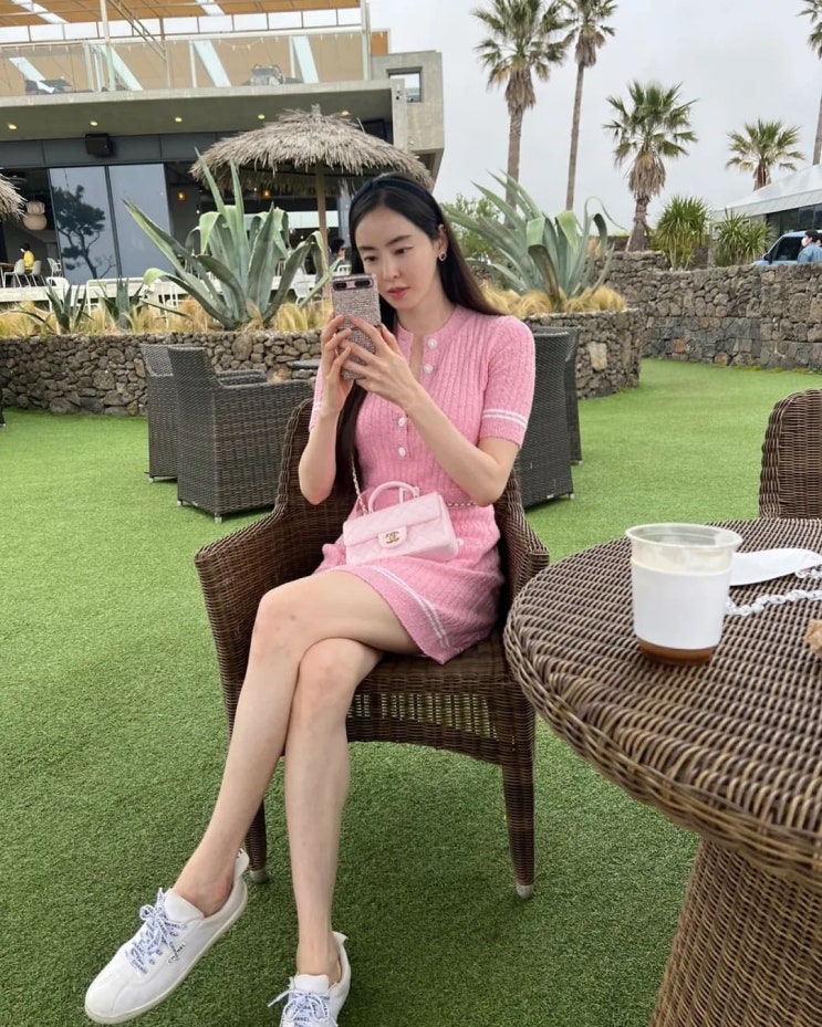 배우 이다희, 신장 176cm로 머리부터 발끝까지 핑크색 차림으로 우월한 몸매 뽐내 배우 이다희, 신장 176cm로 머리부터 발끝까지 핑크색 차림으로 우월한 몸매 뽐내