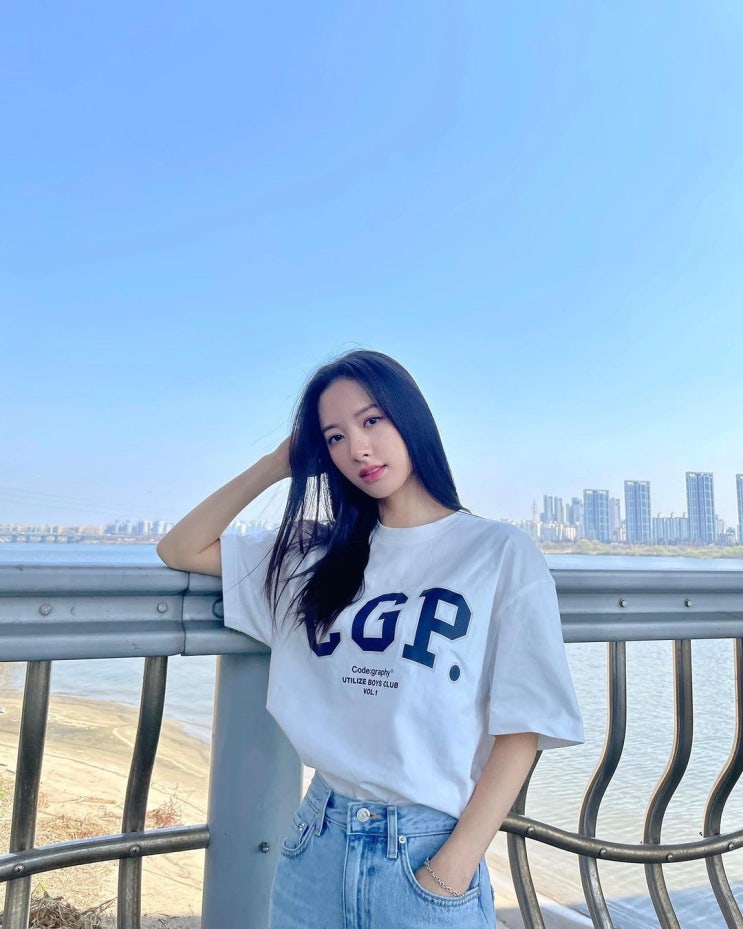 '펜싱복 벗은' 우주소녀 보나, 흰색 반팔 티셔츠에 청바지만 입어도 화보 같은 모습 '펜싱복 벗은' 우주소녀 보나, 흰색 반팔 티셔츠에 청바지만 입어도 화보 같은 모습