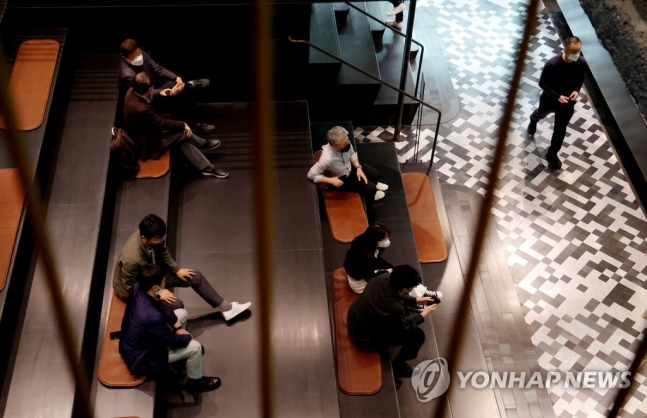 모임·영업·행사·취식 등 거리두기 대부분 해제…내일 발표 모임·영업·행사·취식 등 거리두기 대부분 해제…내일 발표