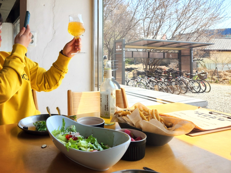  화덕피자로 강화도 맛집의 전설을 다시 이어가는, 강화 로컬 청년 아지트 스트롱파이어 진달래 화전 피자 & 무알콜 맥주
