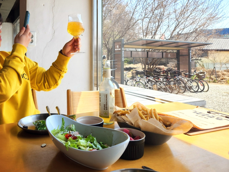 화덕피자로 강화도 맛집의 전설을 다시 이어가는, 강화 로컬 청년 아지트 스트롱파이어 진달래 화전 피자 & 무알콜 맥주