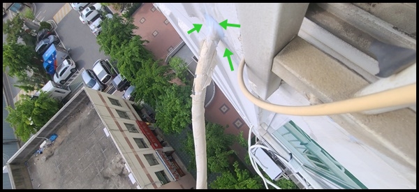  수원 원천동 아파트 베란다 누수-바닥 틈을 꼭 메꾸어 줘야 해요.