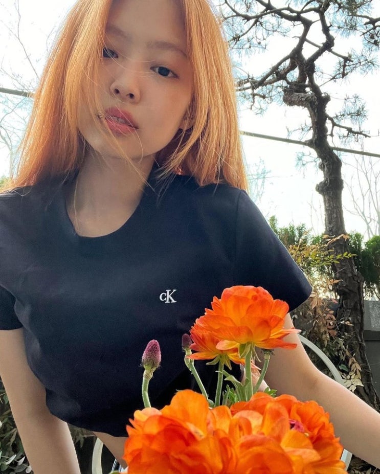 블랙핑크 제니, 청바지에 티셔츠 입은 자연스런 포즈에 새로운 헤어 스타일 공개 블랙핑크 제니, 청바지에 티셔츠 입은 자연스런 포즈에 새로운 헤어 스타일 공개