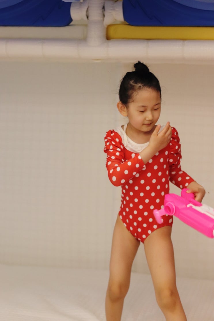  여아 유아수영복으로 키즈모델 포스 뿜뿜