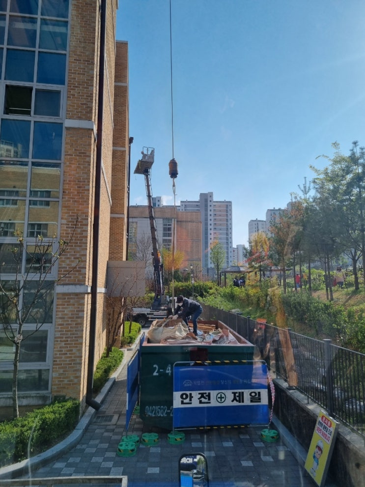  고운크레인 고운중학교에 밥먹으러 왔슈....