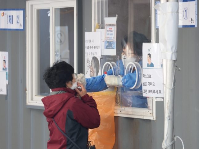 내달 말부터는 코로나 감염돼도 격리 안 한다…치료비도 본인 부담