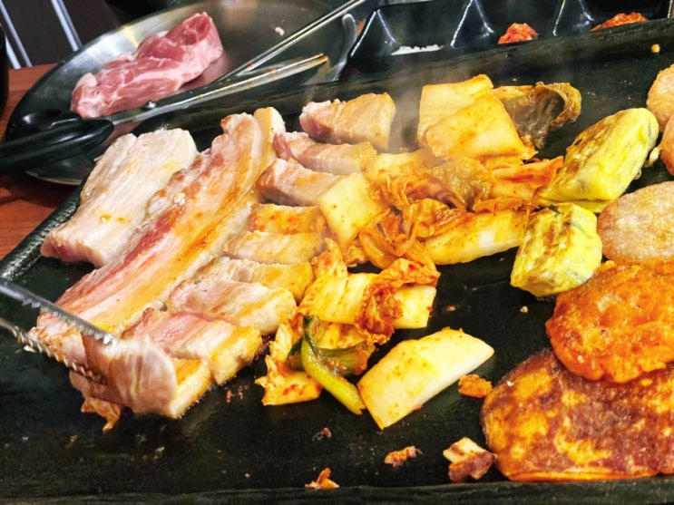  상큼한 해남 김치와 삼겹살 조합 의정부삼겹살 맛집 돌고집