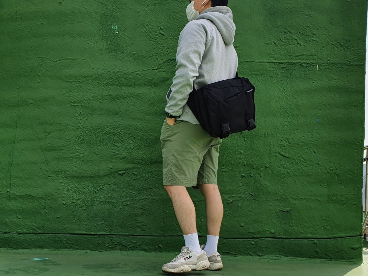 남자 옷 코디 : 카키색 반바지 회색 후드티 남자 옷 코디 : 카키색 반바지 회색 후드티