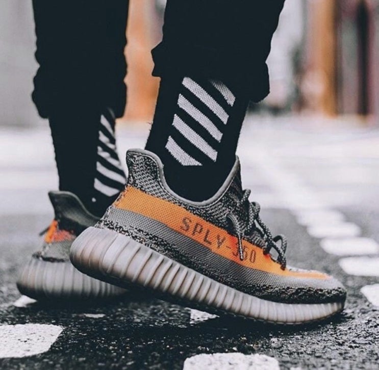  아디다스 이지 부스트 350 V2 벨루가 - 리플렉티브