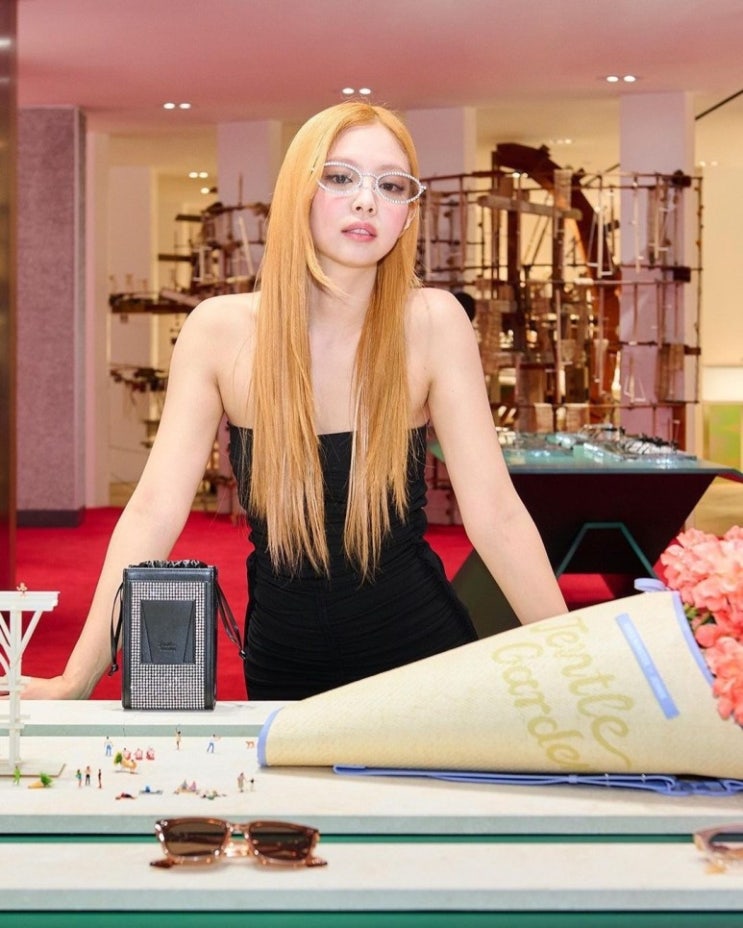 블랙핑크 제니, 오렌지 머리가 젠틀몬스터 선글라스와 이렇게 찰떡이라고 블랙핑크 제니, 오렌지 머리가 젠틀몬스터 선글라스와 이렇게 찰떡이라고