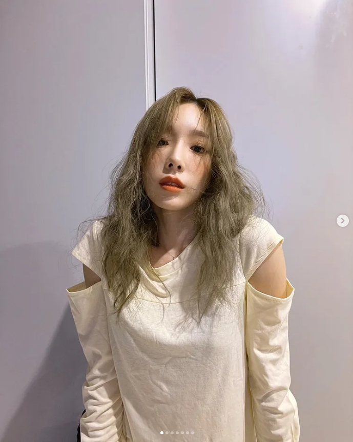 소녀시대 멤버 태연, 어깨와 허리 트인 의상 입고 헝클어진 머리에 몽환적 분위기 눈길