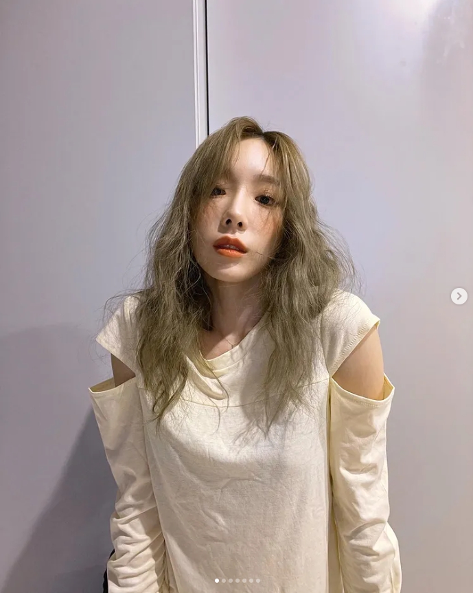 소녀시대 멤버 태연, 어깨와 허리 트인 의상 입고 헝클어진 머리에 몽환적 분위기 눈길 소녀시대 멤버 태연, 어깨와 허리 트인 의상 입고 헝클어진 머리에 몽환적 분위기 눈길