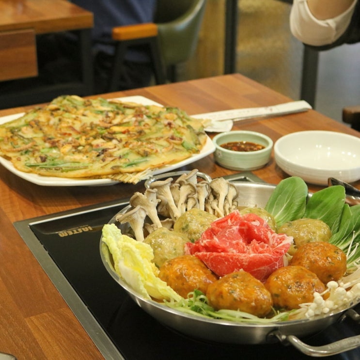  부평 맛집 '굴리미' 중독성 있는 만두전골과 낙지해물파전