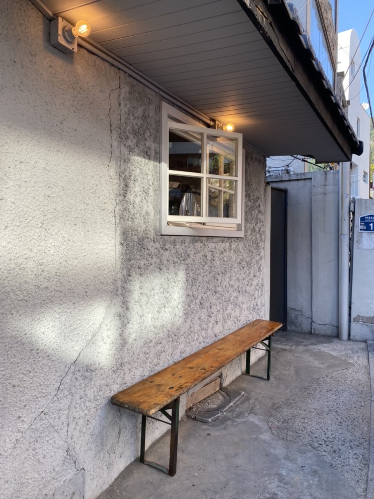조용한 일본 마을 느낌의 서촌 얼스어스 카페