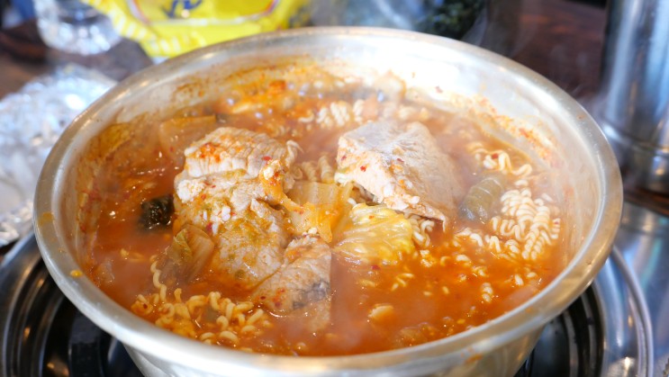 공덕김치찌개 | 김삼장에서 맛깔나는 김치찌개 점심