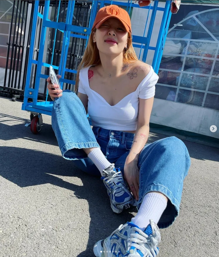 '던' 현아, 양 어깨에 새겨진 타투와 목에 박힌 피어싱이 시선을 사로 잡는다 '던' 현아, 양 어깨에 새겨진 타투와 목에 박힌 피어싱이 시선을 사로 잡는다