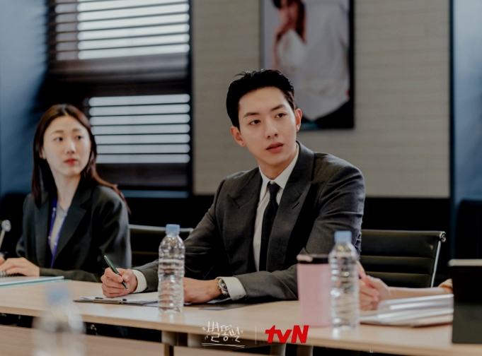  씨엔블루 이정신이 '별똥별'에서 엔터테인먼트의 든든한 법률 고문으로 나선다.