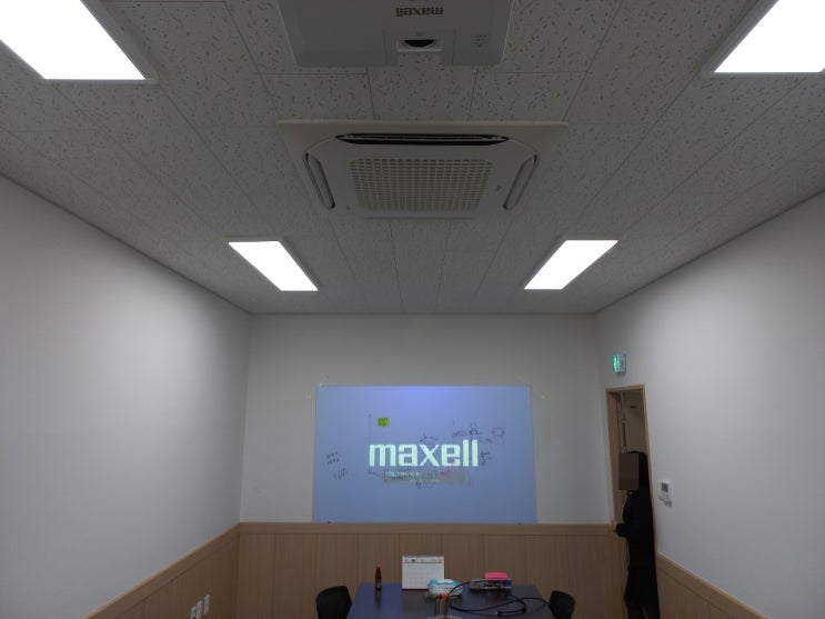 회사 회의실에 맥셀 MC-EW5001 빔프로젝트 설치하고 연결케이블 깔끔히 매립했어요 회사 회의실에 맥셀 MC-EW5001 빔프로젝트 설치하고 연결케이블 깔끔히 매립했어요