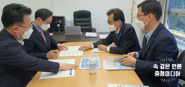 이시종 지사, 인수위 방문 '10대 현안과제 국정반영' 건의