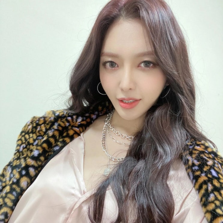 AOA 멤버 찬미, 셔츠 한 장 걸치고 파격 변신... 늘씬한 각선미로 완성한 하의 실종 룩 AOA 멤버 찬미, 셔츠 한 장 걸치고 파격 변신... 늘씬한 각선미로 완성한 하의 실종 룩