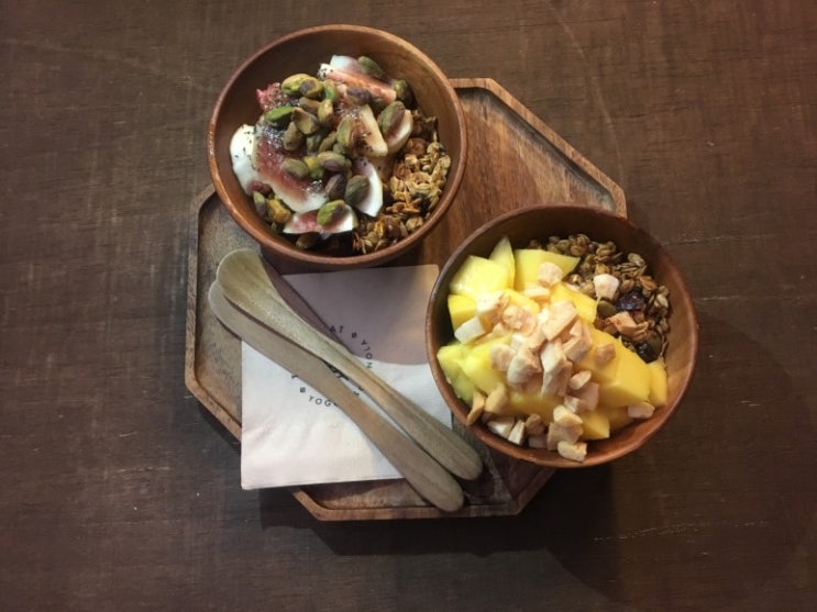  연남동 카페 "땡스오트" 수제 그래놀라와 찐한 그릭요거트 맛집 JMT