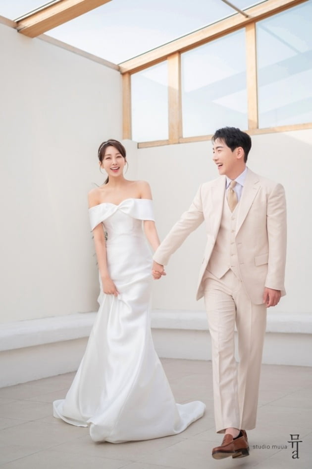 박군한영, 파격 오프숄더 드레스 입고 과감한 입맞춤 웨딩 화보 공개