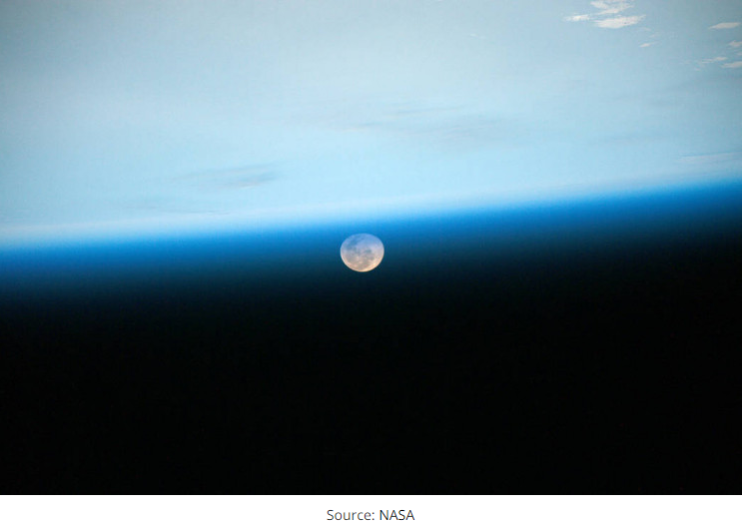  few and far between, once in a blue moon 흔치 않은, 가뭄에 콩 나듯 영어 표현