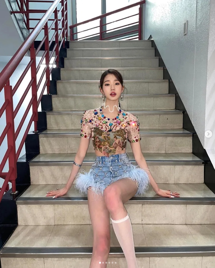 아이브 장원영, 크롭 상의와 핫팬츠 입고 한줌 허리 굴욕 없는 여신 미모 자랑 아이브 장원영, 크롭 상의와 핫팬츠 입고 한줌 허리 굴욕 없는 여신 미모 자랑