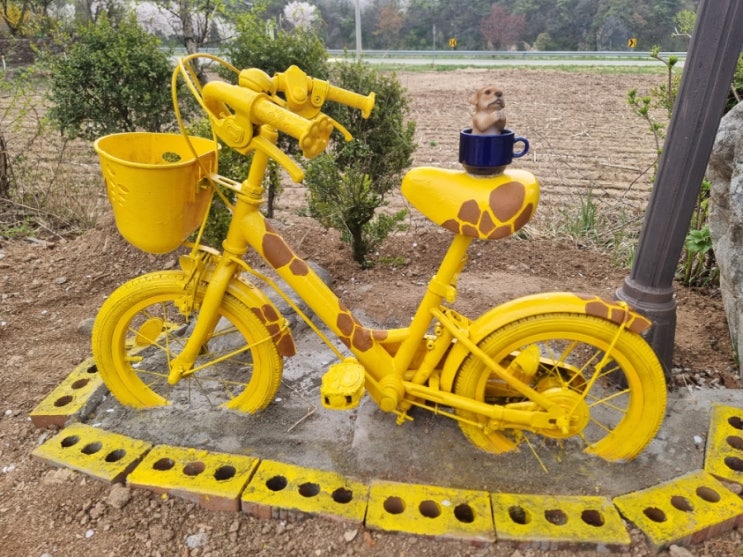 정원 꾸미기 : 노란 자전거 장식