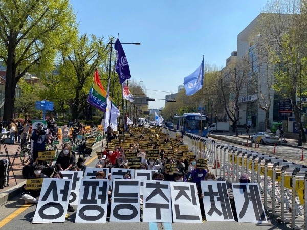 여성가족부 장관에게 부처 없애라는 나라가 세상에 어디있나? 여성가족부 장관에게 부처 없애라는 나라가 세상에 어디있나?