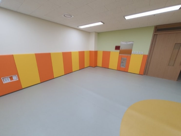  학교 벽면보호매트, 모서리보호대, 기둥보호대 시공현장들입니다.