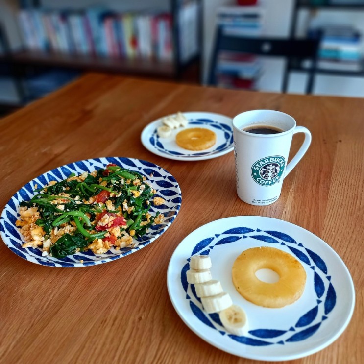 시금치 요리 &lt;&lt;홈카페 홈브런치메뉴&gt;&gt; 계란시금치 통밀또띠아 피자 / 시금치 토마토 계란 스크램블 (ft. 구운 파인애플 & 커피)