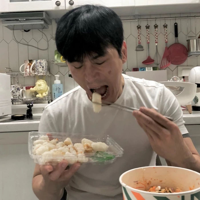 코미디언 김재우, 유쾌한 신혼 생활 공개하며 진심어린 조언 "초밥 먹자고 하면 회 시켜" 코미디언 김재우, 유쾌한 신혼 생활 공개하며 진심어린 조언 "초밥 먹자고 하면 회 시켜"