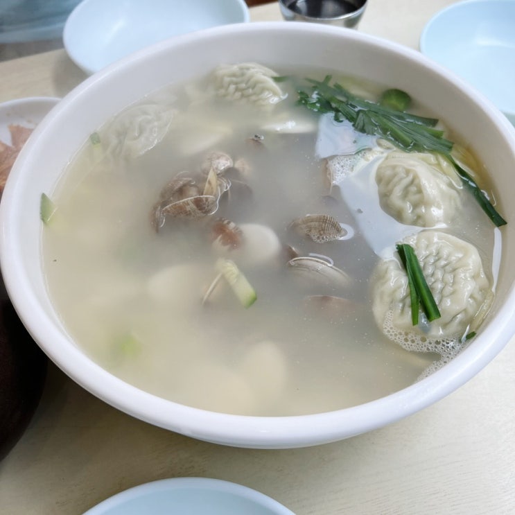  춘천 명동 김치도 맛있는집 '이조바지락칼국수'
