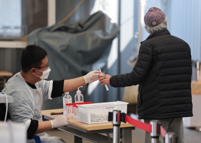 결국 또 뚫렸다…오미크론 새변이 XE, XM 감염 국내서 첫 확인 결국 또 뚫렸다…오미크론 새변이 XE, XM 감염 국내서 첫 확인